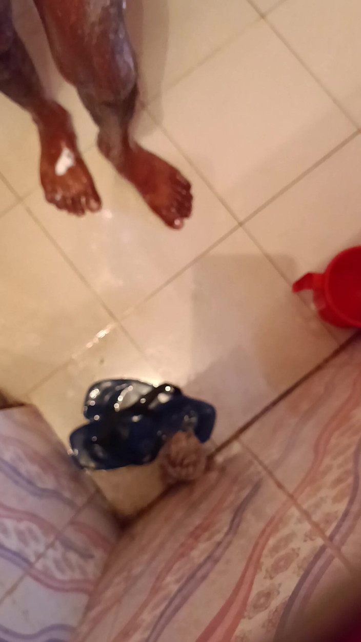 a-adix: Đi chơi trong phòng tắm.chỉ có một người đàn ông.sexxx video