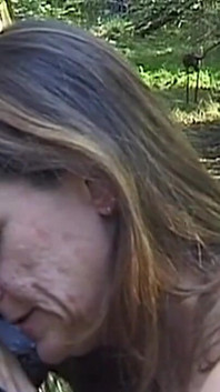 Madura milf de couro chupa pau e depois se inclina