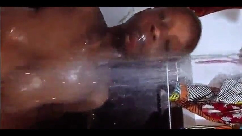 Masckedclub: Ebenholz sexyriita zeigt ihren engen körper im badezimmer vor dem...