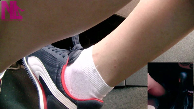 Nyllady: Conducir con zapatillas Nike azules y calcetines blancos
