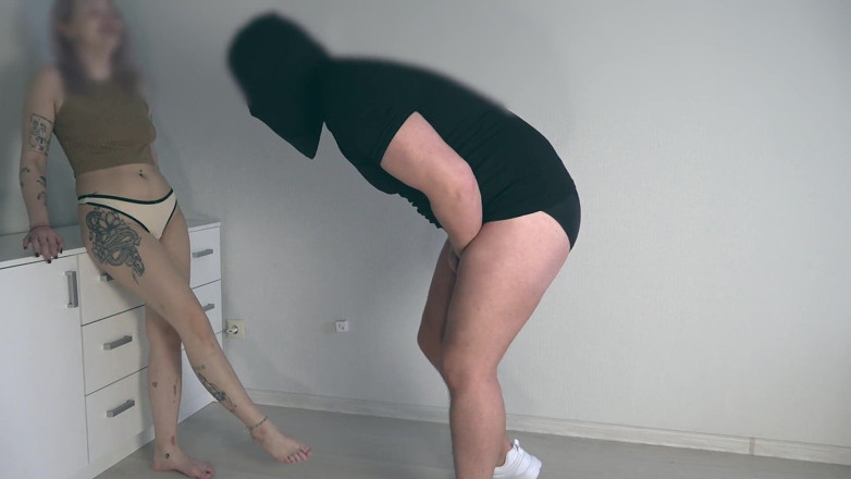 Amateur_fetish: Teen ballbusting 3 | angle 1