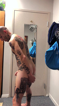 Potetovaný Twink Masturbace Solo