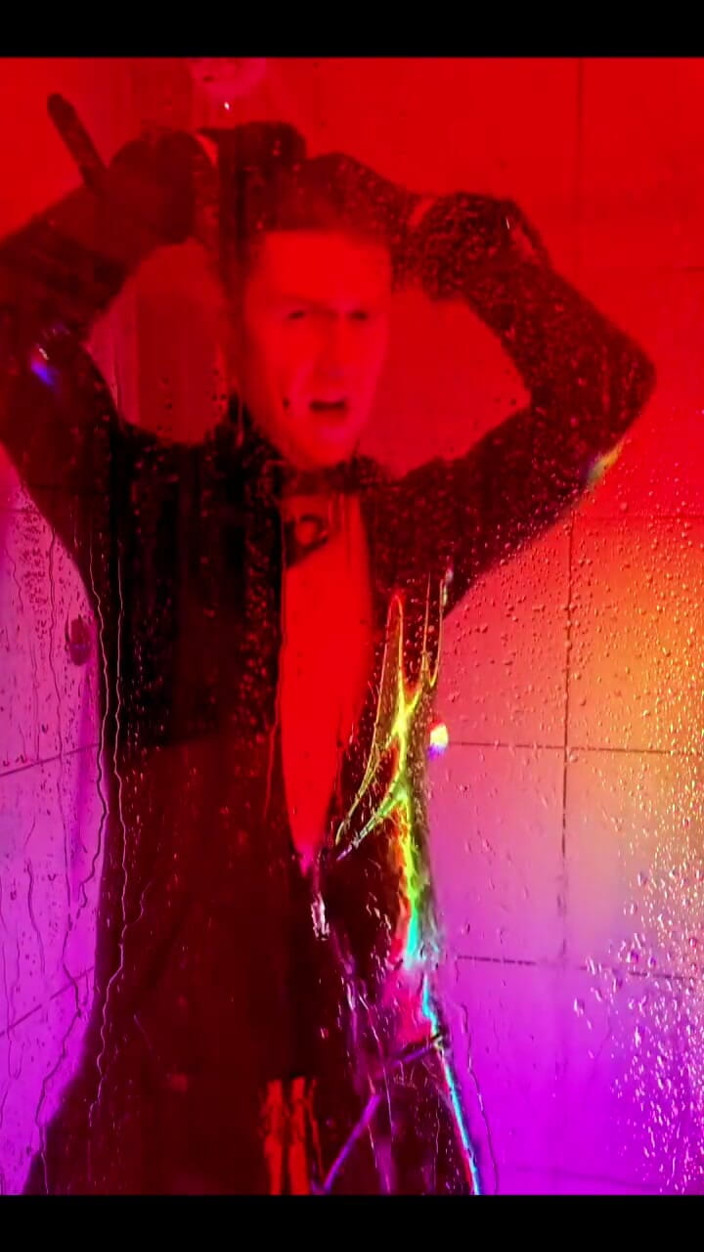 Roman Heart: Shower in Rubber