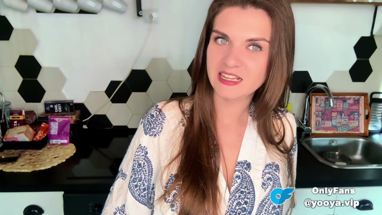 YooYa ASMR: Mi madrastra trans quiere follarme por el culo con su...