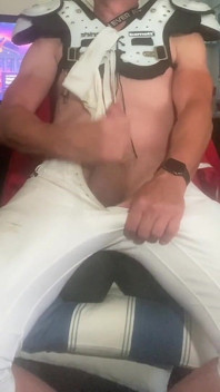 Jockdad87 nüsse in seinen fußballpolstern und hosen