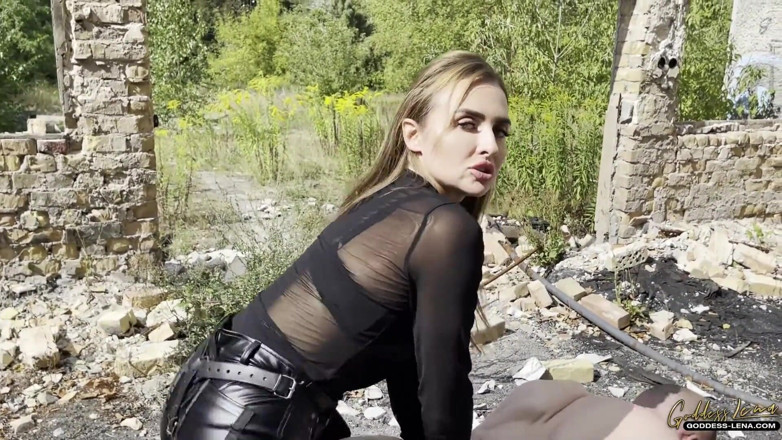 Goddess Lena: Трах страпоном на відкритому повітрі