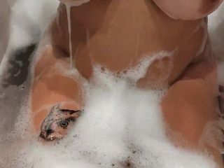 Emma_Alex: Hermanastra desnuda desvergonzada muestra su cuerpo sexy