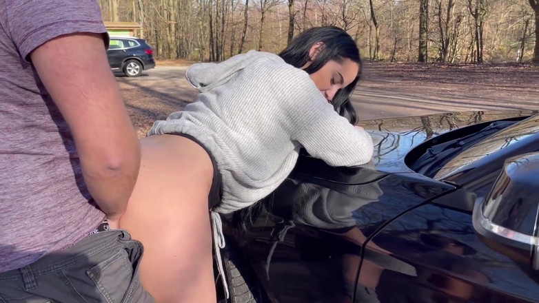 German Fuck Girls: Чёрт! Поймал незнакомцев посреди парковки!