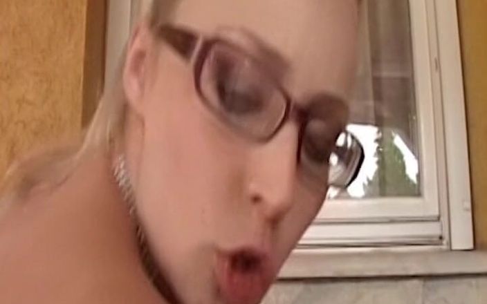 Deutsche Camgirls: Bionda tedesca con gli occhiali succhia il cazzo e lo...