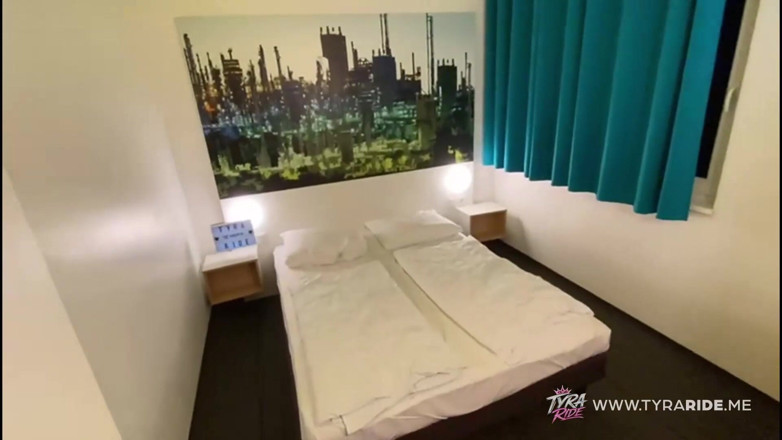 TYRARIDE: Tetona tatuada milf follada duro en hotel