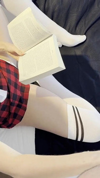 La bionda sexy con le gambe lunghe più calda in gonna dell'uniforme scolastica e le calze al ginocchio svuota le grandi palle di un ragazzo con un grosso cazzo