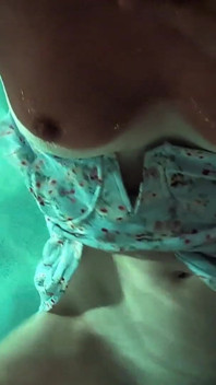Fingering di bak mandi air panas berujung di kolam renang