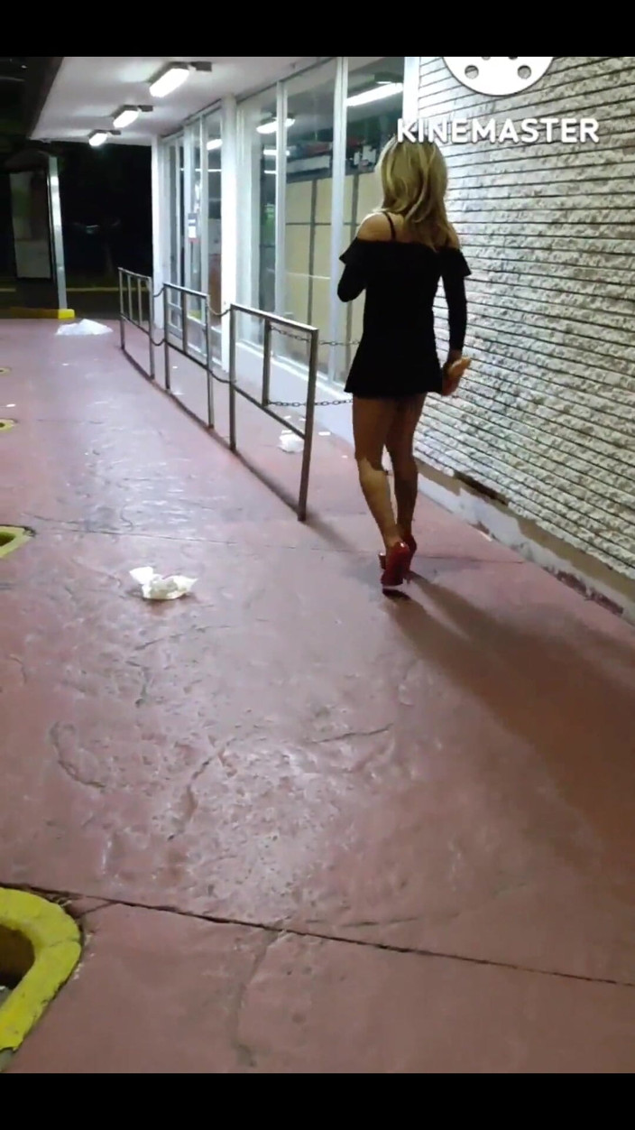 Traviezisha: Sissy, compilation de masturbation en public