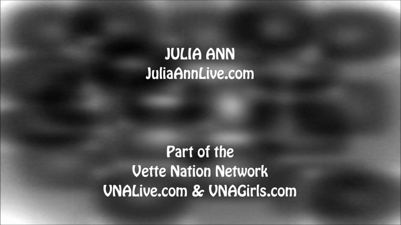 Julia Ann: Julia Ann s'amuse avec un double gode ceinture !