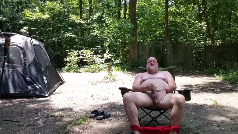 beardaddychub: Medvěd si honí a má někoho, kdo se připojí!