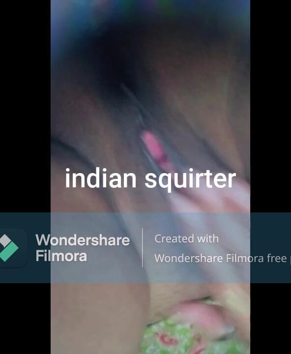 Indian squirter: Indická přítelkyně si prstí kundičku