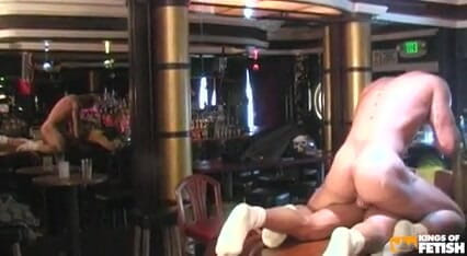 Gay Diaries: Un uomo muscoloso con i piercing distrugge un ragazzo asiatico...