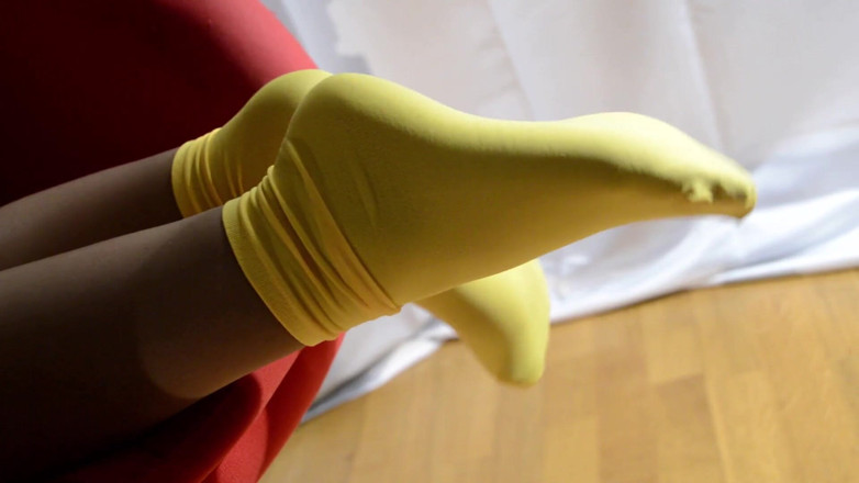 Mistress Legs: Yummy yellow socks