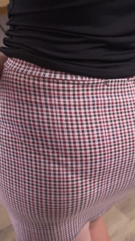 Secretara matură sexy în fustă strâmtă își tachinează chiloții vizibili