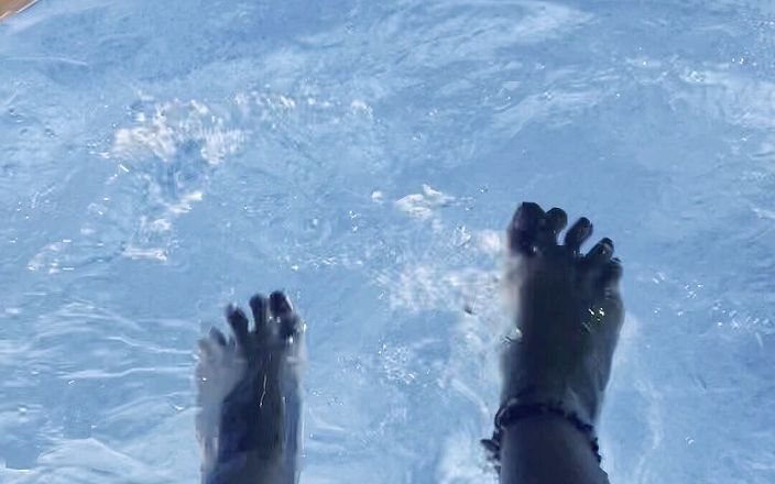 Sassy tiff: Fötter i vattnet