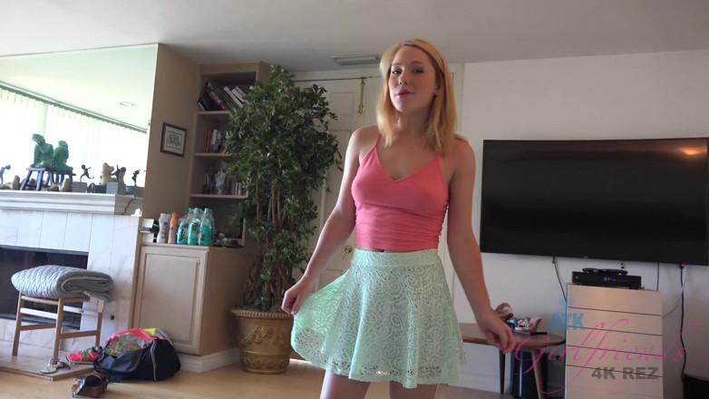 ATK Fans (Girlfriends): Après avoir caressé sa chatte à travers les sous-vêtements, elle les...