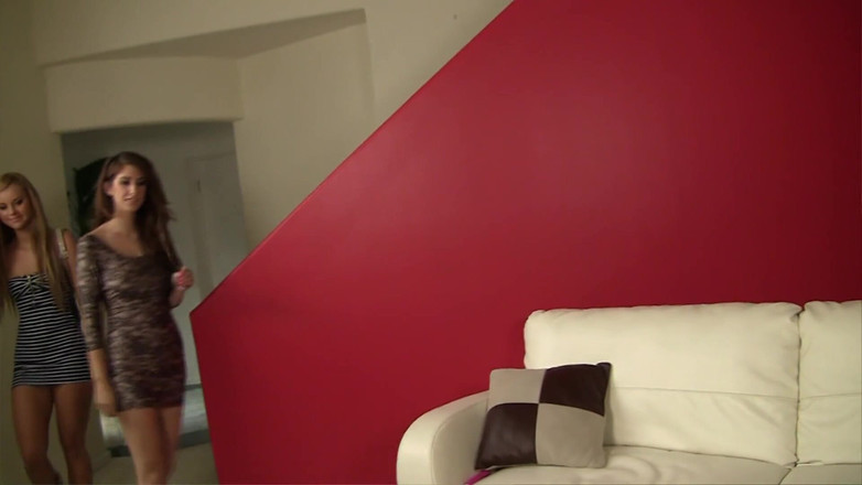 Pervy Studio: 被一个真正的女同性恋勾引