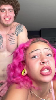 Nali Marie chevauche la grosse bite noire Elija taille une pipe baveuse en se bouffant la chatte