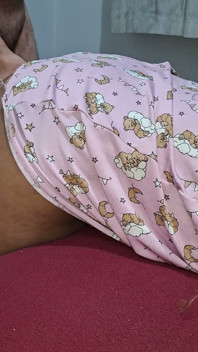 Marido dejando el culo de su traviesa esposa cubierto de esperma