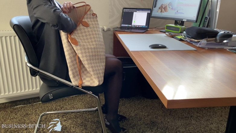 Business Bitch: Une femme d'affaires s'amuse avec un gode au home office
