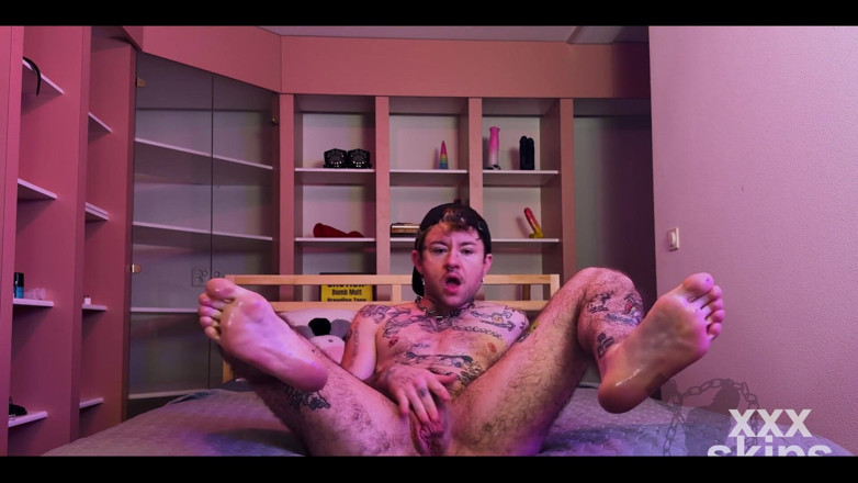 Xxx skips: Tatuada Ftm Xxxskips se cobre em óleo, esfrega seus pés nus,...