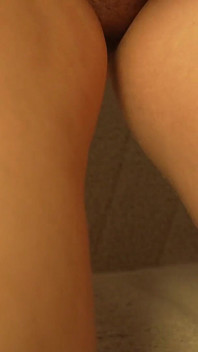 继妹给她怀孕的大肚子抹油，一边抹油一边玩弄她的肚子