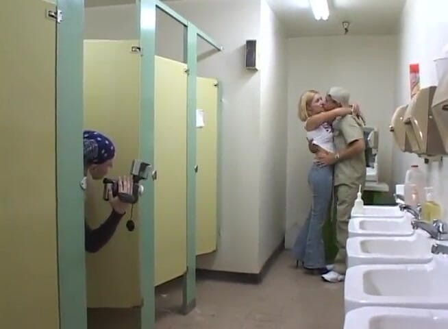 Time To Jerk Off: Une MILF blonde sexy se fait baiser dans un gangbang