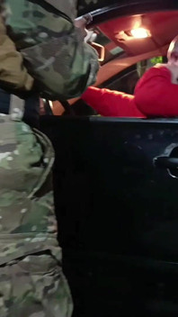 Dopravní Policista Prohledává Kufr Mého Auta a Já Mu Dvakrát Rozbiju a Vystříkám Mu Do Obličeje