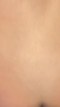 Der cuckold meines freundes brachte mich, einen fremden ins gloryhole zu lutschen und fickte mich dann