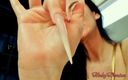 Kinky Domina Christine queen of nails: Uñas de aguja blancas lechosas