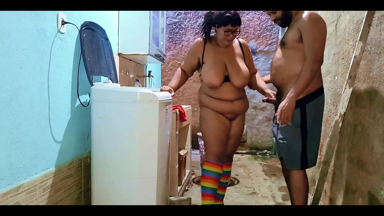 Jeanne Welsh: (amatör) Üvey baba üvey kızını arka bahçede sikiyor ve ağzına iki kez...