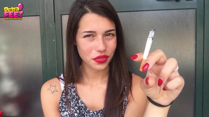 Smokin Fetish: Süßes teen raucht zum ersten mal vor der kamera