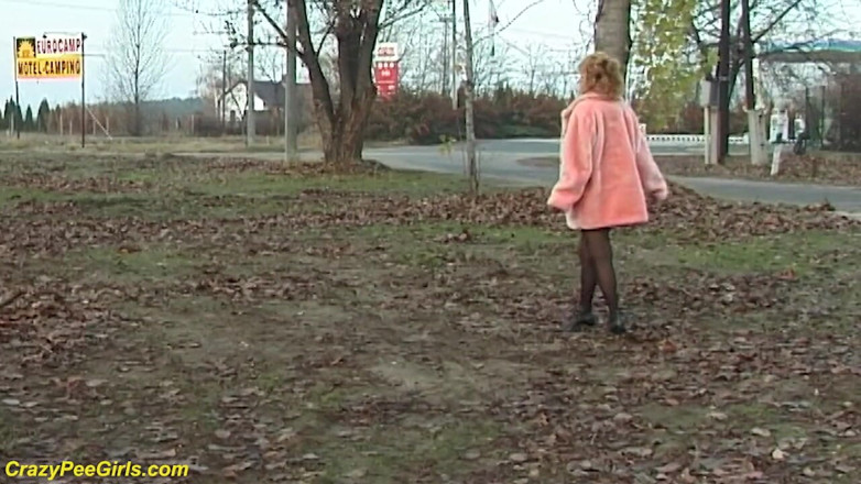 Crazy pee girls: Moglie rossa che piscia all'aperto