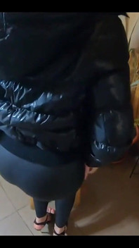 Milfycalla - mycket sperma på min svarta dunjacka och svarta läder leggings 216