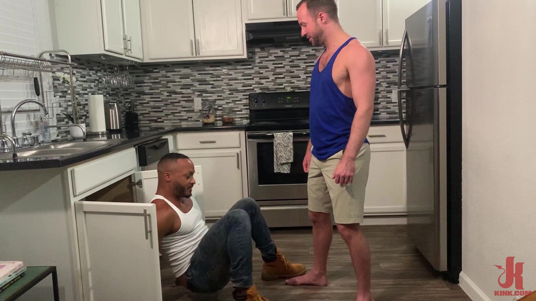 Kinky Bites Gay: Układanie rury: hydraulik Dillon Diaz leży w dłoni klient Alex...