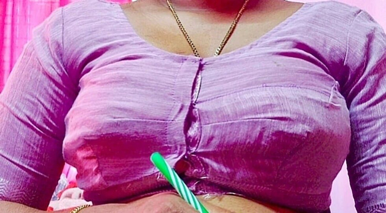 Desi Mohini: Desi indische MILf-stiefmutter hilft ihrem stiefsohn beim sex