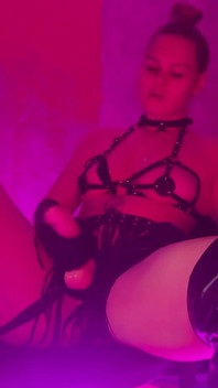 Lateks dominatrix - takma, kırbaç ve mutlak itaat azdırma