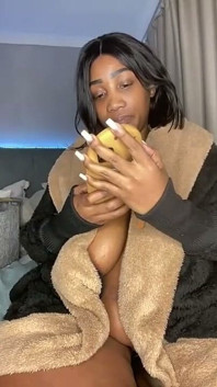 Awek montel eboni bermain & striptis