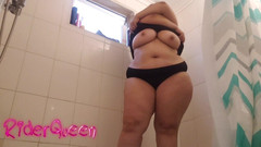 Riderqueen BBW Step Mom Latina Ebony: Hotwife fa un bagno per tradire il marito cornuto
