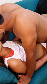 Indische desi, schöne krankenschwester und hübscher arzt ziehen sich gegenseitig an, hardcore-sexvideo