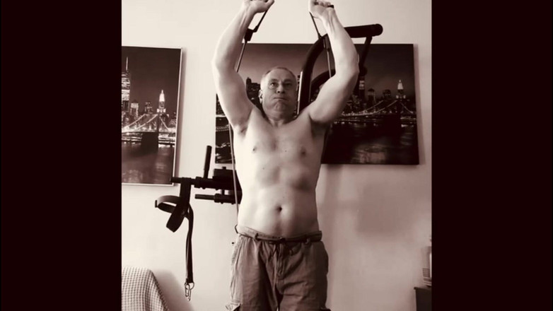 Alex Art: Hombre fuerte se masturba después de entrenar