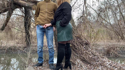 OurFetishLife: Mačkání tlustého zadku mé tchyně v kožené sukni, než mi...