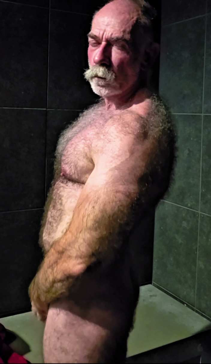 JackvanDean: Hairy Dilf Showing Physique