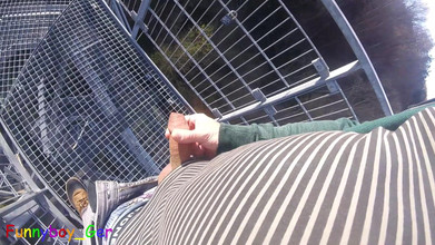 Funnyboy-Ger: 川沿いのとても人目公開の展望塔で、包皮の手入れをしています。