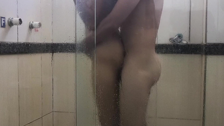 Cristopher Lewis: Sborrando davanti alla doccia con la bellissima mora brasiliana latina....